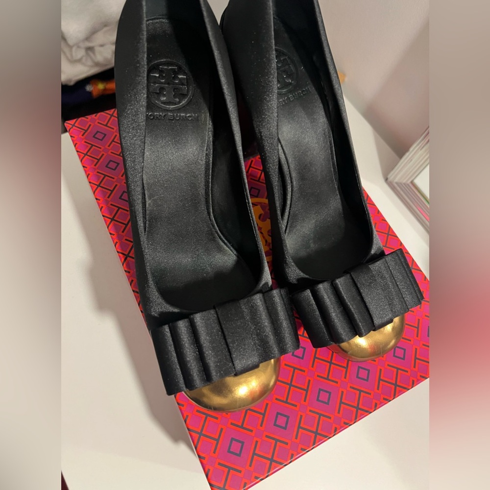 TORY BURCH CAP TOE PUMPS(USED). US SIZE 10